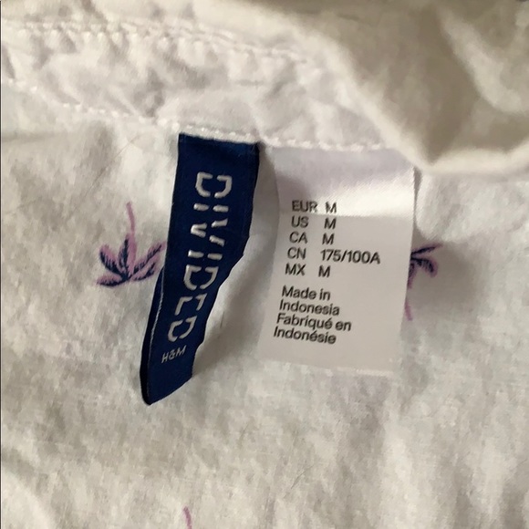 H&M’s white button up short sleeve shirt - Picture 4 of 4